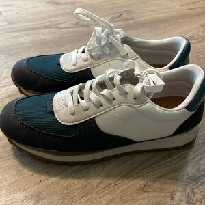 Sneakers women’s size 9